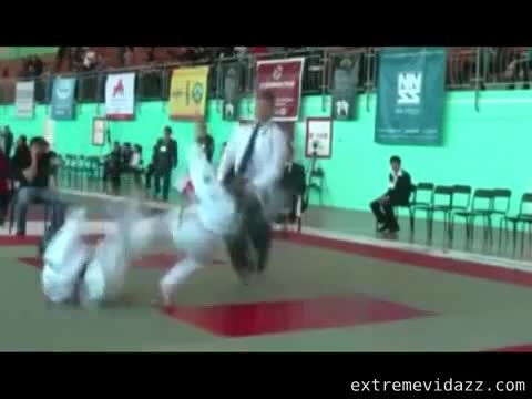 За малко да му откъсне главата