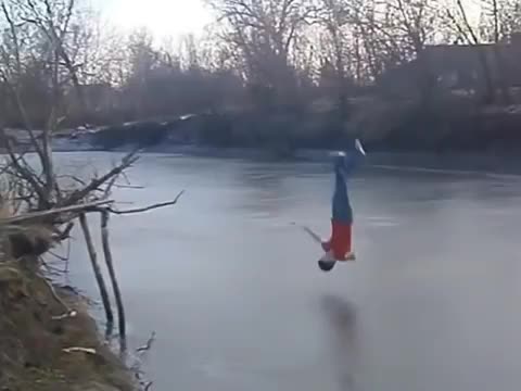 Глупаво момче се разбива в замръзнала река