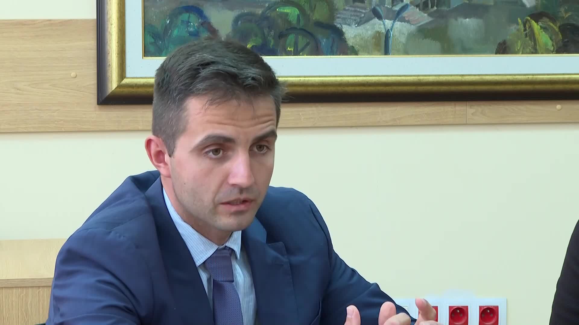 Задържаха близо 9 кг марихуана