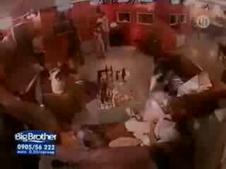 Big Brother - С Едни Гърди Отвън