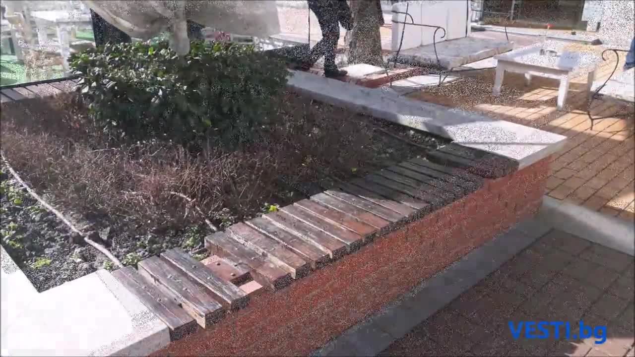 Вандали потрошиха пейките на Витошка