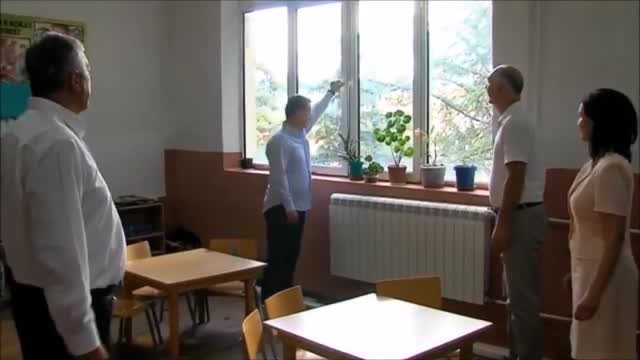 Груевски реже ленти за радиатор и прозорец