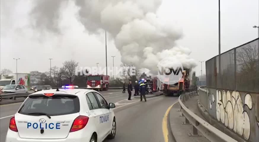 Машина за полагане на асфалт се запали в движение