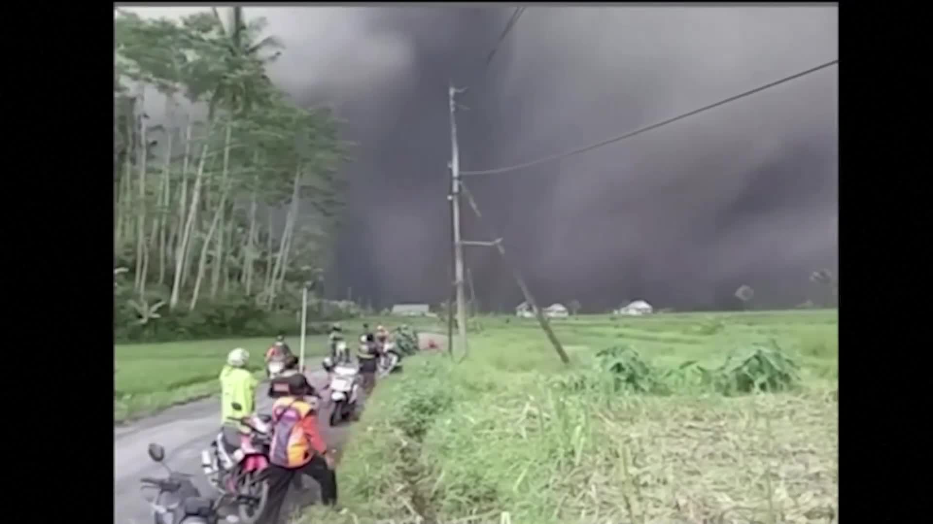 Вулканът Семеру в Индонезия започна да изригва (ВИДЕО)