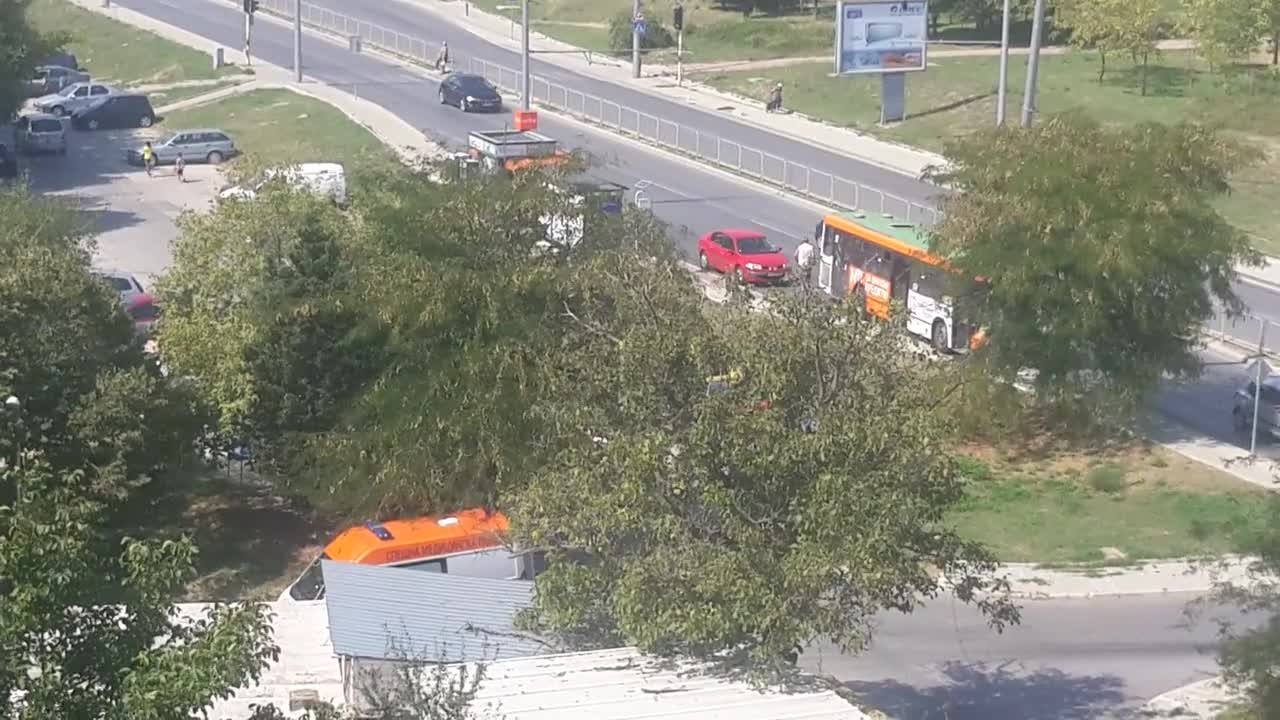"Моята новина": Автобус се блъсна в стълб във Варна