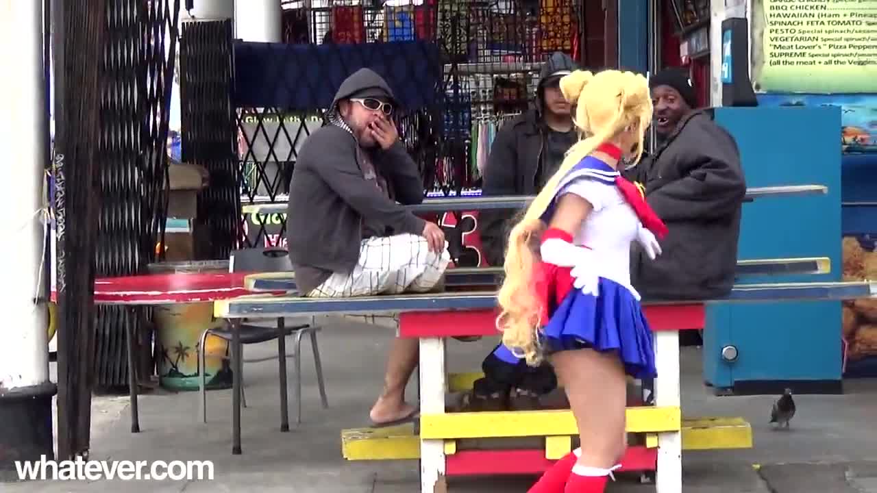 Момиче си вдига полата за Добро утро!
