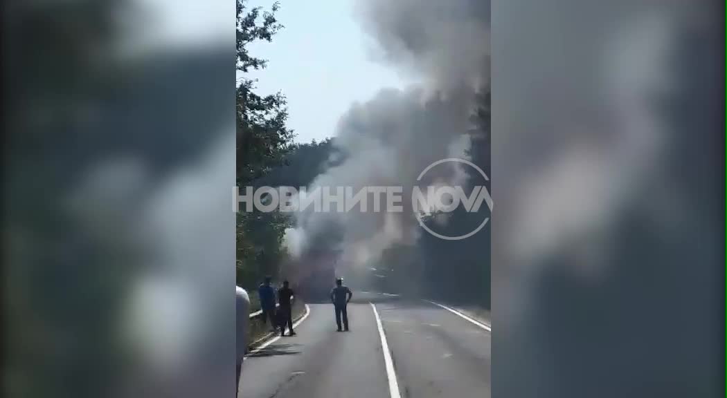 Автобус пламна в движение на пътя Варна - Бургас