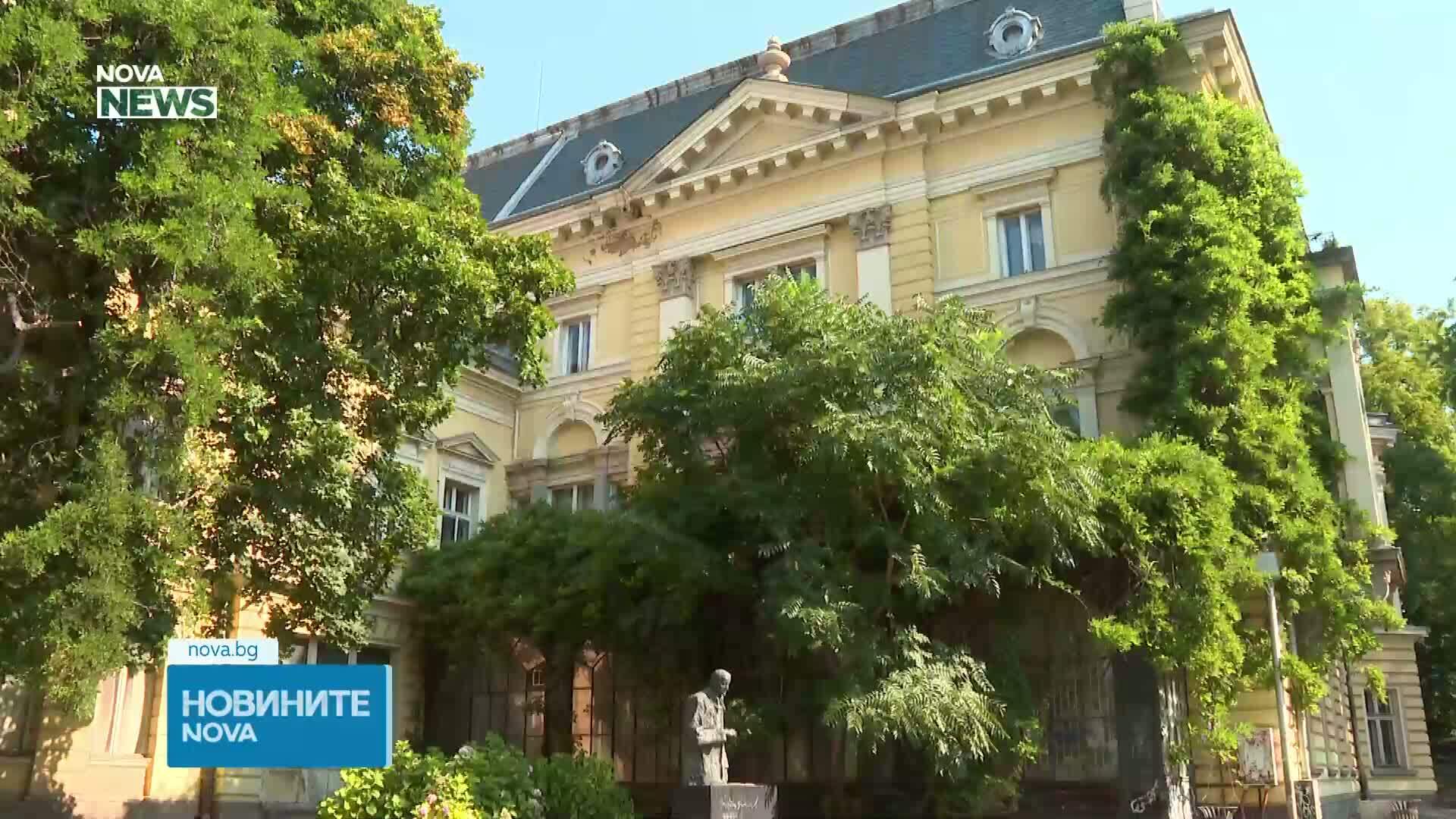 Липсващ документ спира ремонта на бившия Царски дворец в София, сградата се руши