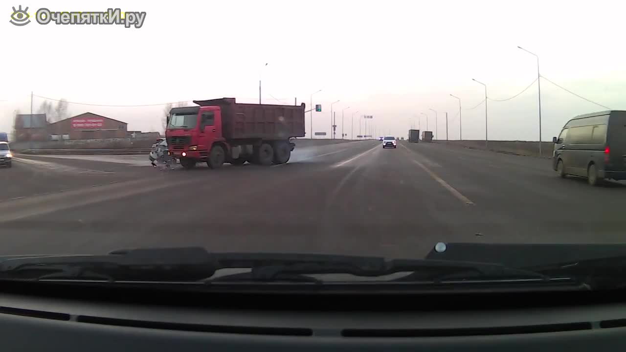 Пешеходец с много късмет оцелява