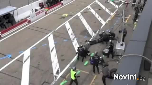Виж как Ралф Шумахер помита четирима механици