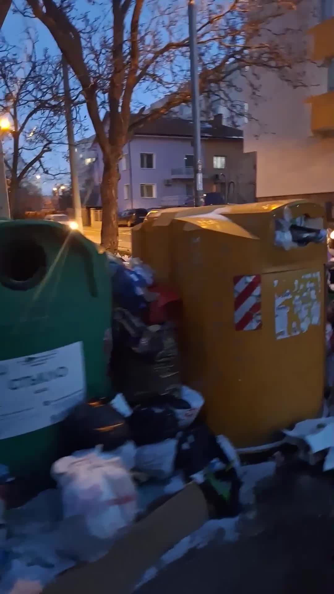 Стена от боклук в София