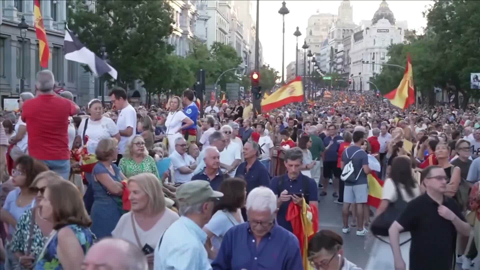 Протести в Испания заради миграционната криза в Сеута, властите призоваха за спокойствие