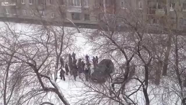 Ненормален тип от Русия се запали и скочи от покрива на 5-етажна сграда.