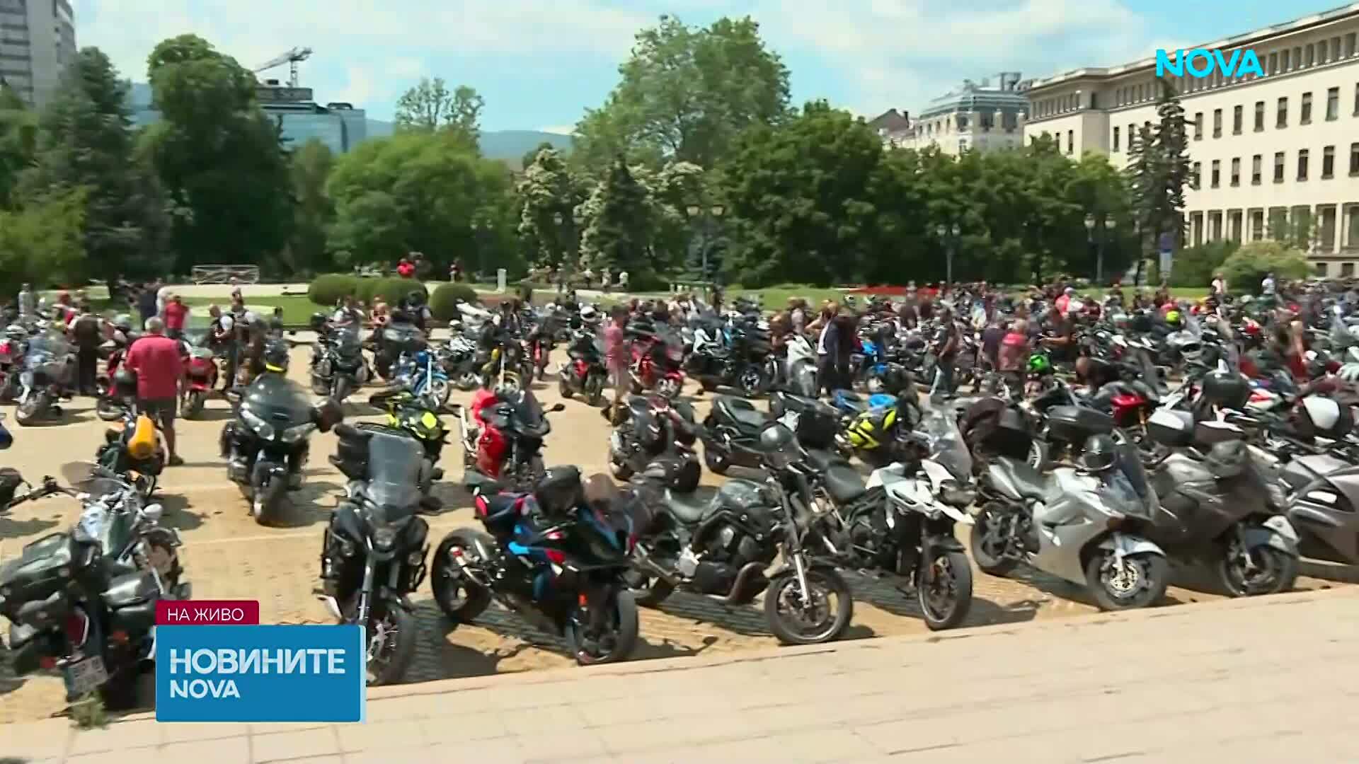 Мотористи излязоха на протест заради скока на цената на застраховката "Гражданска отговорност"