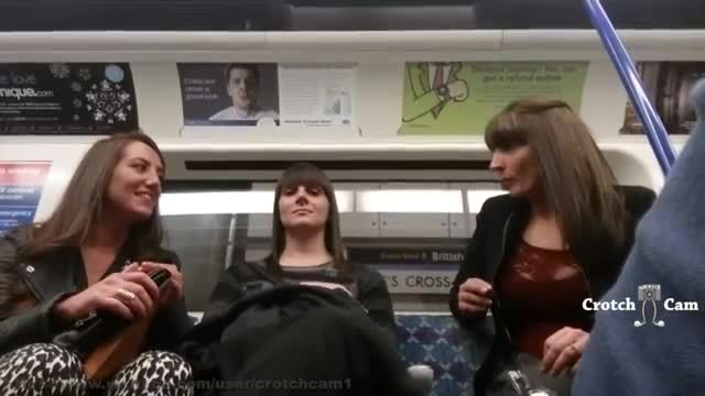 3 дами обсъждат надарен пичага в метрото.