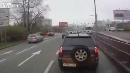 Шофьор на автобус гази наред! На тоя въобще не му дреме за нищо и никой!