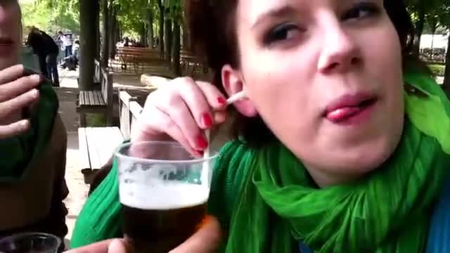 Жена пие бира през ухото си
