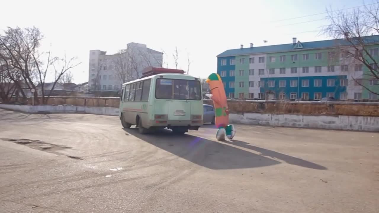 Ами така е, все пак е градски транспорт! Нормално е да се возят и наденички и кремвирши!