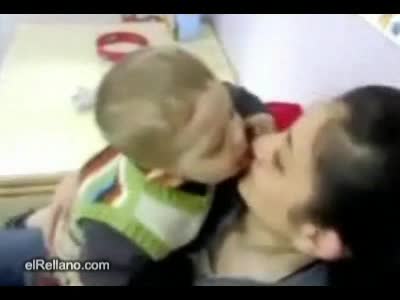 Смях! - Бебе пуска език на майка си!