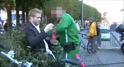 Пиян човек се опитва да сплаши Полицай с... ( Вижте с какво ) Много смях!!! 
