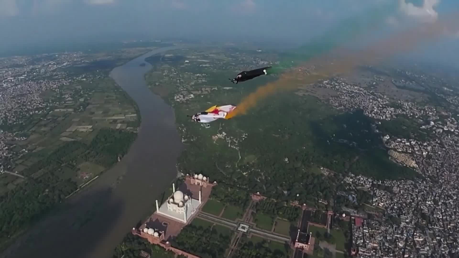 Екстремни спортисти скочиха над Тадж Махал (ВИДЕО)