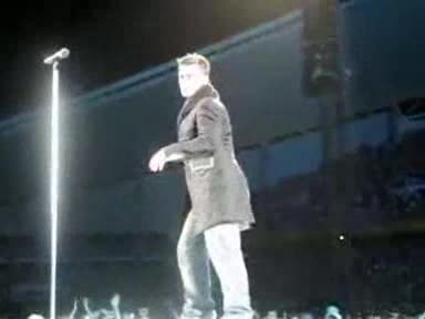 Robbie Williams - Feel (live In Sydney 2006)