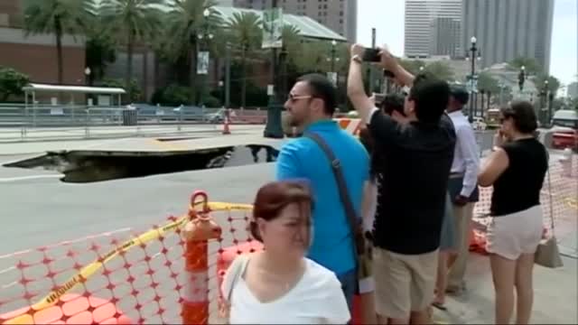 Дупка с диаметър 7 метра се отвори на улица в САЩ