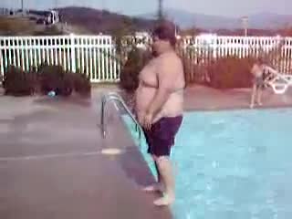 Дебел мъж прави обратно завъртане в водата - Смях !!! 