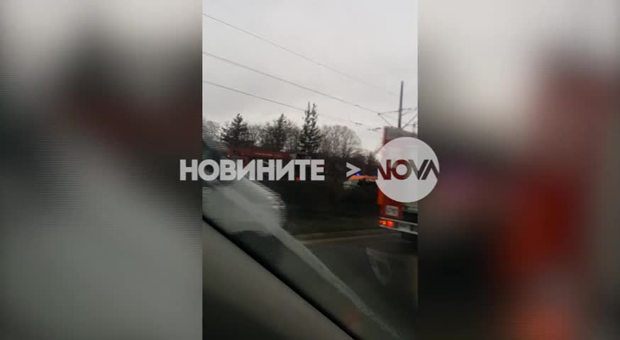 Кола се обърна на трамвайните релси в София