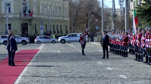 Борисов посрещна Медведев с държавни почести