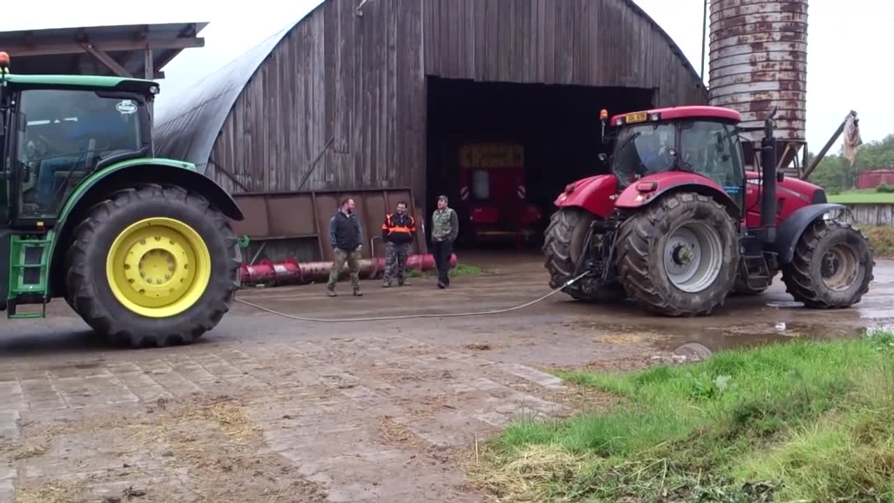 Вижте кой от тези два трактора е по-яката машина! John Deere R6210 или Case Ih Puma 210?