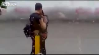 Момче се опитва да запази приятелката си суха, но не успява.. Смях!
