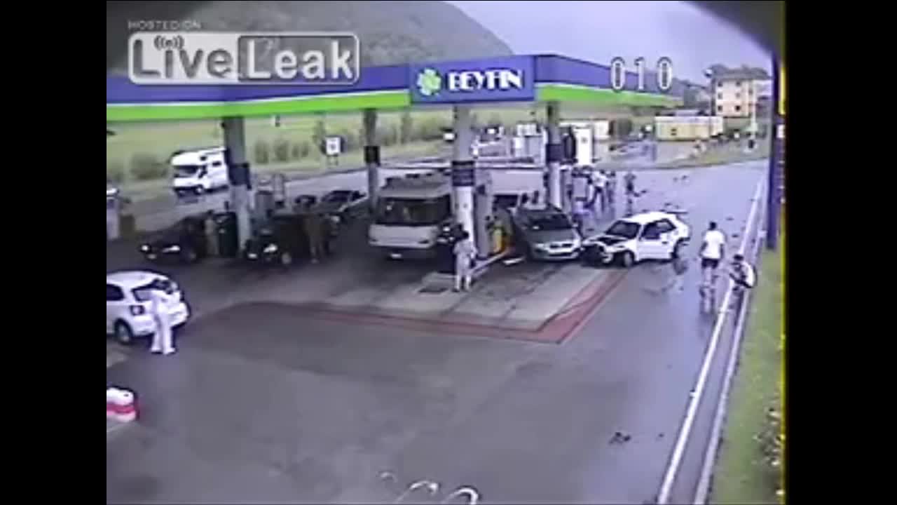 Тежка катастрофа на бензиностанция