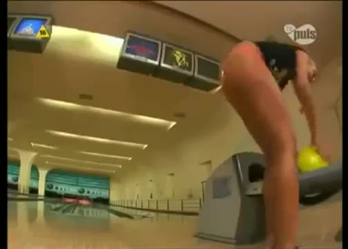 Секси шега ! На мацето полата изхвърча !