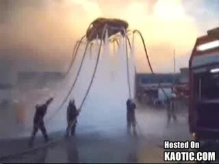 Пожарникари Вдигат Кола Във Въздуха С Вода