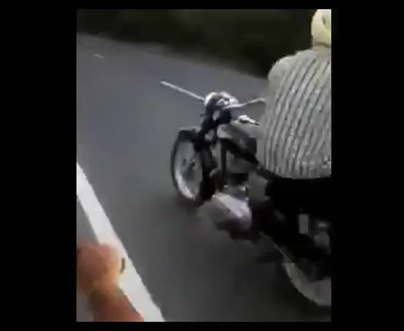 Интересен начин за каране на мотор !
