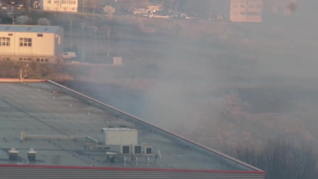 Сухи треви се запалиха на метри до варненски супермаркет