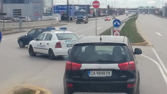 "Моята новина": Какъв пример дават служителите на реда предвид закона за движението по пътищата
