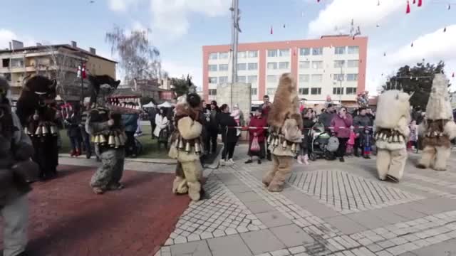 Кукери гонят злото в Елин Пелин