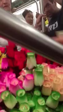 Трогателно - Мъж изкупува всичките рози на жена продаващи рози в метрото