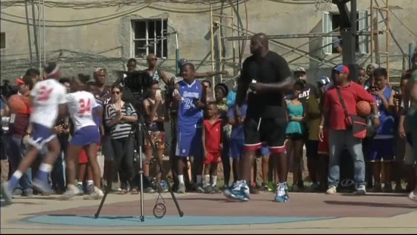 Благородно: Шакил О'Нийл учи кубински деца на баскетбол