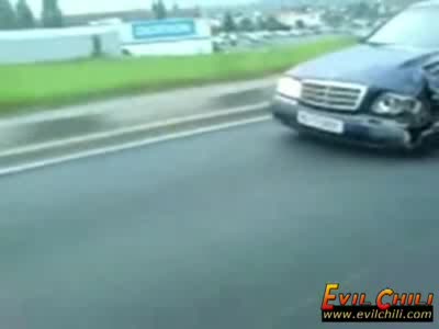 Уникално:mercedes С Скъсана Гума !!