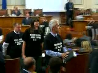 „Атака” влязоха в парламента с тениски „Ердоган, дължиш ни $10 млрд.”