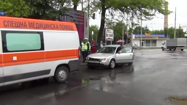 Кола блъсна линейка в Хасково