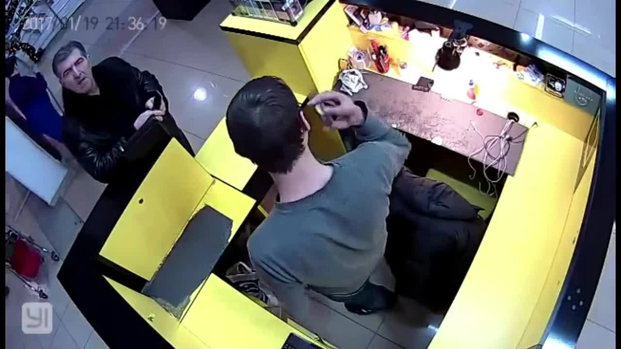 Крадец на скъпи модели телефони прави обир с помощта на евтина китайска реплика