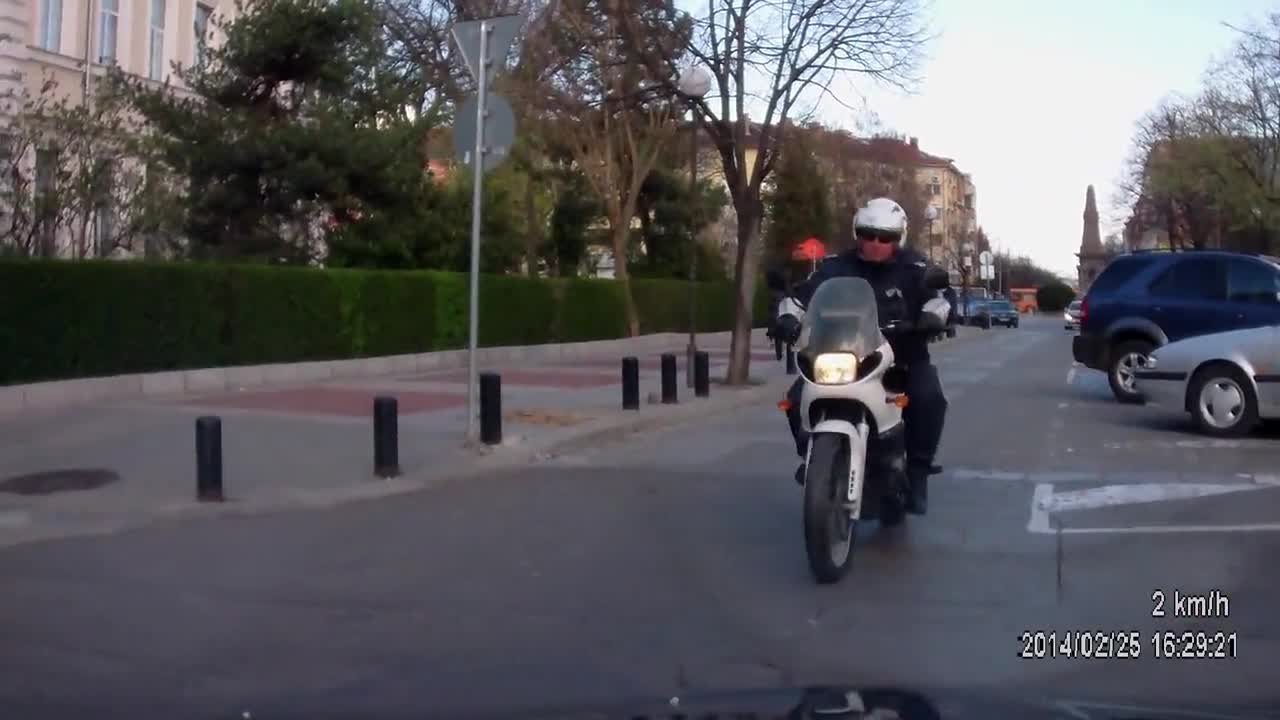 Това ченге май не знае правилника!