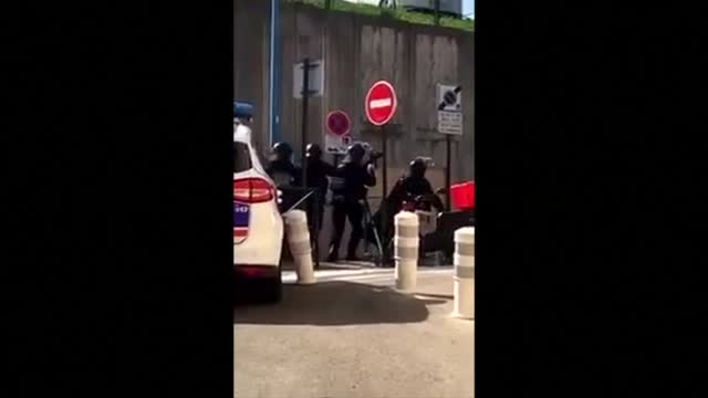 Стрелба в училище във Франция
