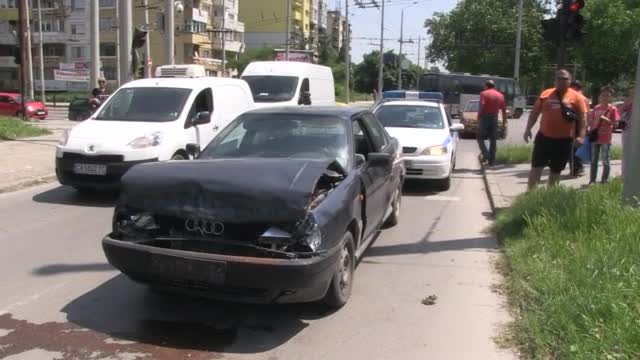 Четири автомобила във верижна катастрофа на спирка в Русе