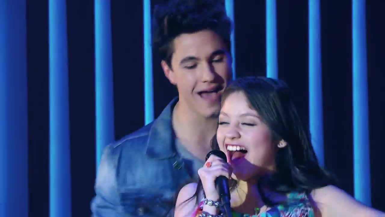 Soy Luna 2 - Roller Band и Луна пеят Alzo Mi Bandera - епизод 1 + Превод