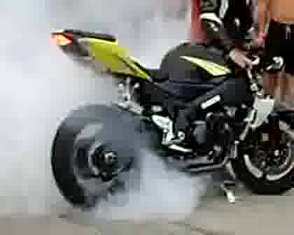 Сузукито Въобще Не Си Иска Гумата Qkooo !!
